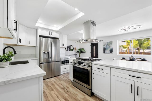 2537 Davis Ave, Carlsbad CA: https://media.crmls.org/mediaz/66a1053a-9ade-477e-8052-9c71f884671a.jpg