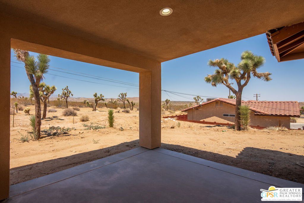 https://media.crmls.org/mediaz/66a10d7e-0881-4387-bf0d-981a69b526af.jpg?preset=X-Large