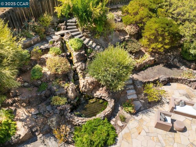 1555 Pebblebrook Ct, Walnut Creek CA: https://media.crmls.org/mediaz/66a117d7-a8e3-46f3-97e2-948e2779c0c0.jpg