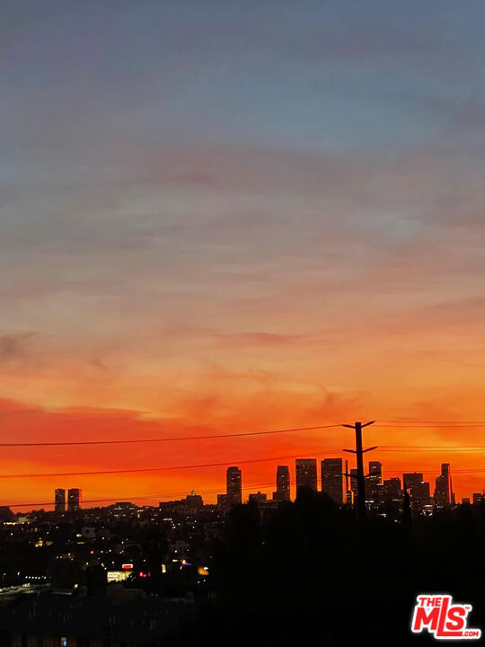 https://media.crmls.org/mediaz/66a19564-2d9f-4e3a-af18-ba27bc0de1ad.jpg?preset=X-Large