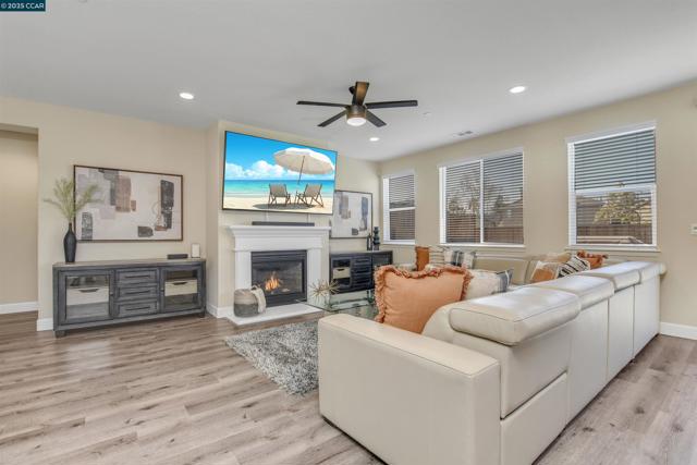 5420 Promontory Way, Antioch CA: https://media.crmls.org/mediaz/66a1ad12-87c7-48c3-b901-69f1ab40cfe6.jpg