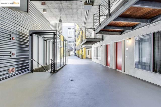311 Oak St, Oakland CA: https://media.crmls.org/mediaz/66a257bf-884f-4fa8-bcdf-34943e624d5a.jpg