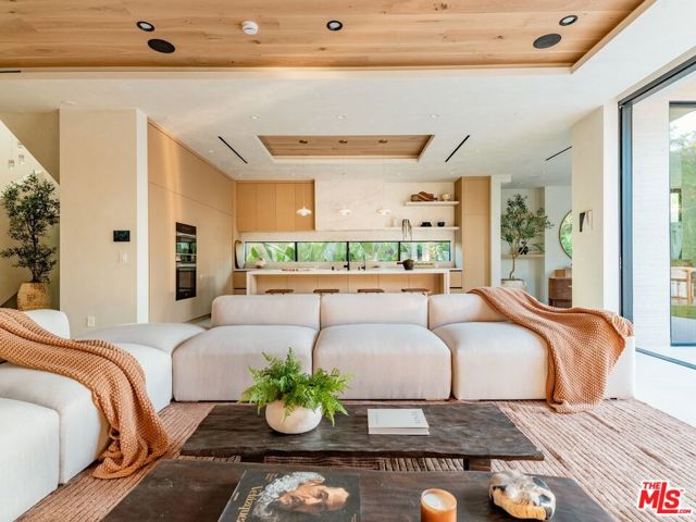 517 N Edinburgh Avenue, Los Angeles CA: https://media.crmls.org/mediaz/66a2af70-244c-4d9c-90d7-4cd30521d44a.jpg