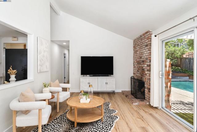 1001 Crellin Rd, Pleasanton CA: https://media.crmls.org/mediaz/66a2e44c-4342-4a81-b1f8-efed4c13f76e.jpg