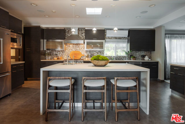 5189 Collett Avenue, Encino CA: https://media.crmls.org/mediaz/66a33ce4-8c2f-4307-8e3c-8477c379493a.jpg