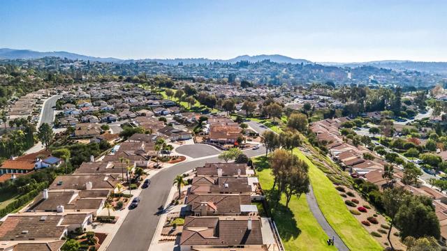 18113 Calle Estepona, San Diego CA: https://media.crmls.org/mediaz/66a3a71c-4c4b-4617-a04c-f46a7fd2b831.jpg