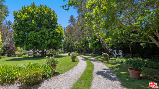 6825 Zumirez Drive, Malibu CA: https://media.crmls.org/mediaz/66a41d10-e4f7-4ce9-8fc7-8b4941cdea6e.jpg