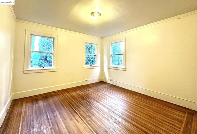 6014 La Salle Ave, Oakland CA: https://media.crmls.org/mediaz/66a4b362-c804-4bf1-8b46-eaf41649df5c.jpg