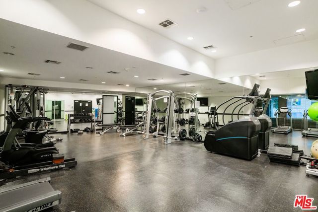 655 S Hope Street, Los Angeles CA: https://media.crmls.org/mediaz/66a55ed4-01e2-42f8-b546-932f54a2086c.jpg