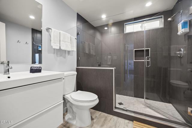 2924 Lakeshore Court, Oxnard CA: https://media.crmls.org/mediaz/66a59b57-03e4-472c-8568-ac579286f58e.jpg