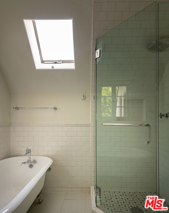 3756 Effingham Place, Los Angeles CA: https://media.crmls.org/mediaz/66a649ad-c6e7-4845-bfb7-5a994cab4d78.jpg