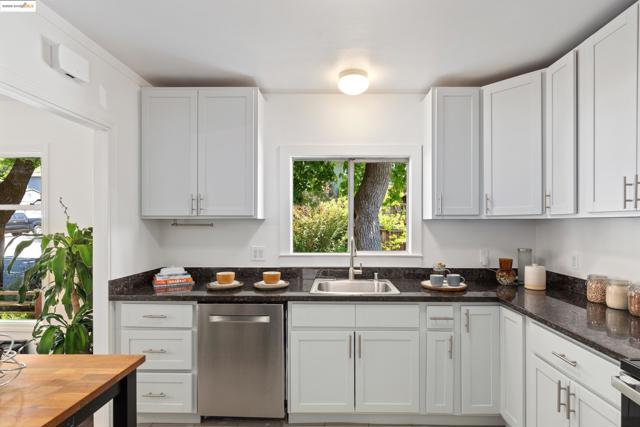 1539 E 38Th St, Oakland CA: https://media.crmls.org/mediaz/66a6618b-0a55-4d27-9e3f-c4ff5219592c.jpg