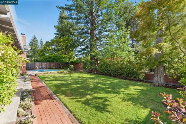154 Selborne Way, Moraga CA: https://media.crmls.org/mediaz/66a6c105-7be6-4e08-a9c2-a920a15b0beb.jpg