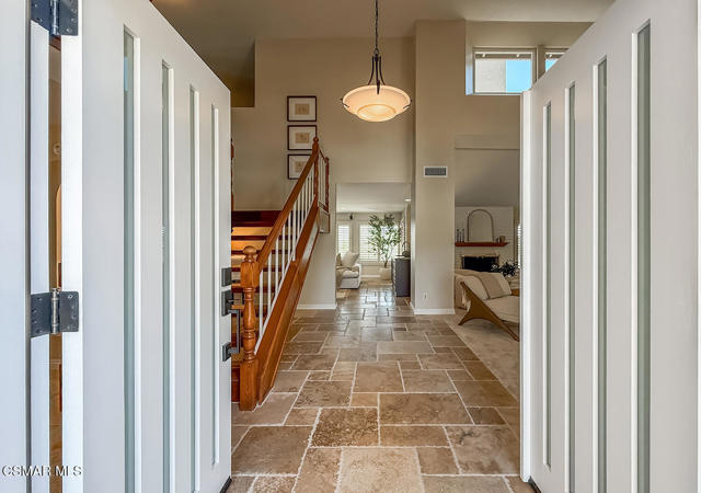 3331 Monte Carlo Drive, Thousand Oaks CA: https://media.crmls.org/mediaz/66a79107-f6ea-4bf5-b04a-4b96d1d53ef4.jpg
