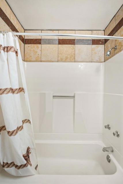 441 W Macarthur Boulevard, Oakland CA: https://media.crmls.org/mediaz/66a8613b-5fd4-4433-8bec-a034a66a767b.jpg