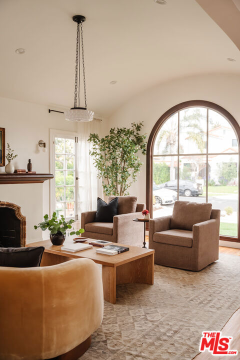 3029 S Norton Avenue, Los Angeles CA: https://media.crmls.org/mediaz/66a91cf0-6585-43de-b52c-98e20bb83ff9.jpg
