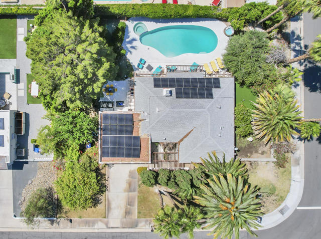 1385 E Via Escuela, Palm Springs CA: https://media.crmls.org/mediaz/66a9274c-7f5f-4e92-a04f-b1d0c96953e4.jpg