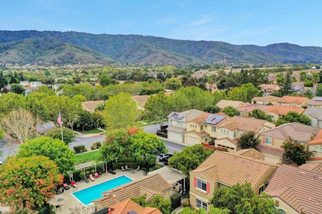 7934 Spanish Oak Circle, Gilroy CA: https://media.crmls.org/mediaz/66a9c2f3-df03-4b8b-b491-ccb6053b8d97.jpg
