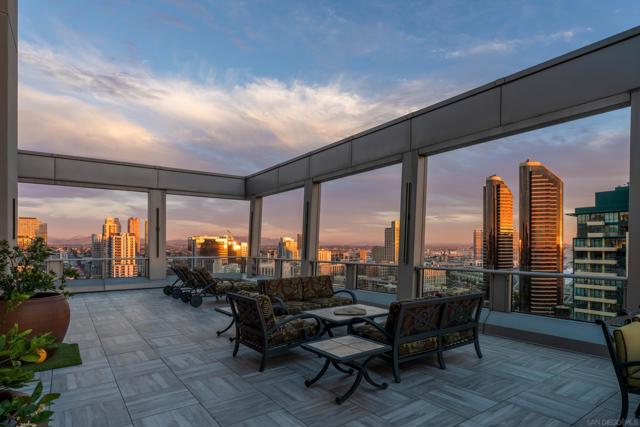 645 Front St, San Diego CA: https://media.crmls.org/mediaz/66ab9339-6768-4277-9a9f-7a3fa3c21a6c.jpg