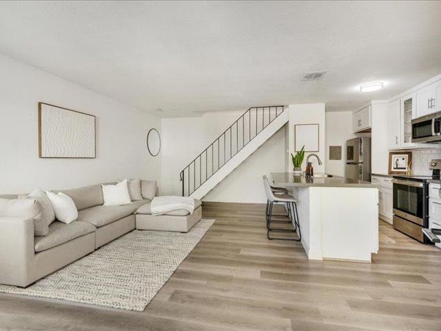 4475 Diamond Street, Capitola CA: https://media.crmls.org/mediaz/66ac9677-160a-494d-a8ac-d34dd22bb8bc.jpg
