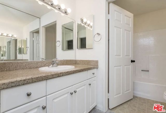 524 E Hazel Street, Inglewood CA: https://media.crmls.org/mediaz/66ae2d2e-7354-466a-b7b6-0e3b83aab297.jpg