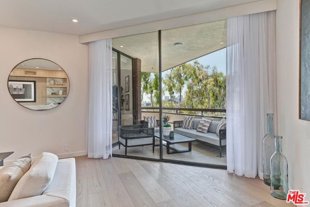 300 N Swall Drive, Beverly Hills CA: https://media.crmls.org/mediaz/66afa61c-fda0-40d9-bb20-94690a6a7126.jpg