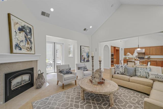 1993 Fairway Oaks Dr, Ripon CA: https://media.crmls.org/mediaz/66b0402c-38b0-4306-b823-ffd291547f6d.jpg