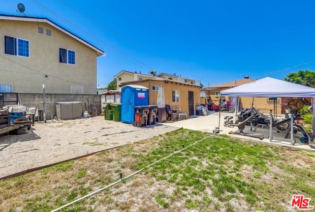 7220 10th Avenue, Los Angeles CA: https://media.crmls.org/mediaz/66b15c9a-50ed-4fe0-8be2-d659d6512e5b.jpg