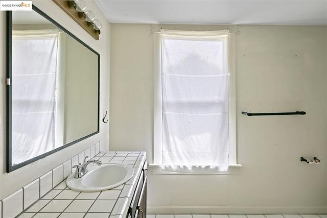 1406 Kains Ave, Berkeley CA: https://media.crmls.org/mediaz/66b21b40-e2f8-45bf-8b4f-1d9c8b3537f9.jpg