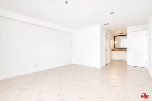 7320 Hawthorn Avenue, Los Angeles CA: https://media.crmls.org/mediaz/66b2bf52-3440-48fe-a036-4a09ec5664e4.jpg