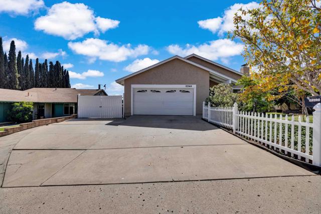 Home for Sale in Lakeside