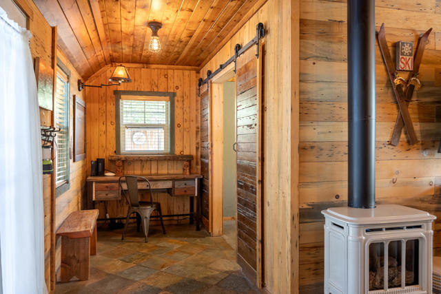 40114 Esterly Lane, Big Bear CA: https://media.crmls.org/mediaz/66b4dd1a-337e-4478-83cc-2c741095f773.jpg