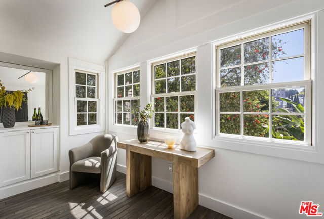 3831 Fernwood Avenue, Los Angeles CA: https://media.crmls.org/mediaz/66b60abe-6905-485b-b79d-706eb06c5a88.jpg
