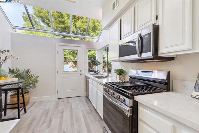2211 Oakland Ave, Pleasanton CA: https://media.crmls.org/mediaz/66b62b9f-4a82-4b5e-b0b9-30f476d50a81.jpg