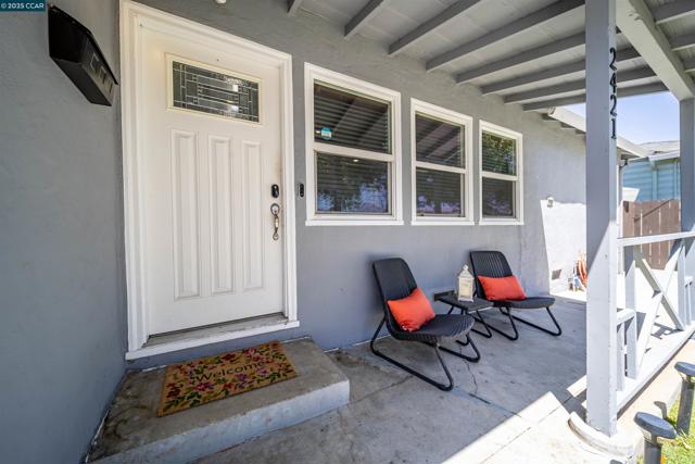 2421 Lincoln Ave, Richmond CA: https://media.crmls.org/mediaz/66b645e1-052d-4d6f-93f6-7dba6114de66.jpg