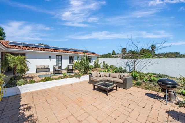1761 Winterwarm Dr, Fallbrook CA: https://media.crmls.org/mediaz/66b739cd-1016-4b00-ad63-c3f466325741.jpg