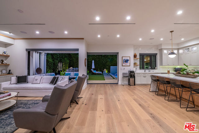4365 Kraft Avenue, Studio City CA: https://media.crmls.org/mediaz/66b787fe-bc66-4d74-9322-8bd73a866d26.jpg
