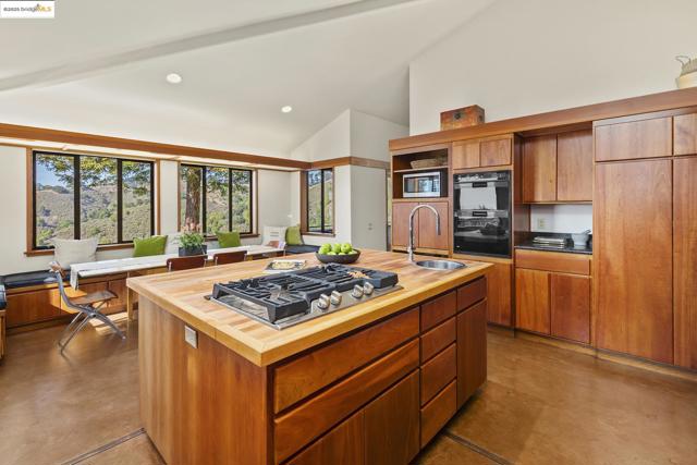 25 Dartmouth Dr, Berkeley CA: https://media.crmls.org/mediaz/66b78875-d23f-4cb5-b7a1-0f78cad0a010.jpg