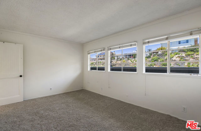 5136 Los Bonitos Way, Los Angeles CA: https://media.crmls.org/mediaz/66b7a864-299b-42e5-9f6f-56abb3be7141.jpg