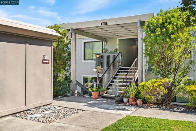 2817 Golden Rain Rd, Walnut Creek CA: https://media.crmls.org/mediaz/66b7adc2-5624-41ae-b5a5-d2962199977e.jpg