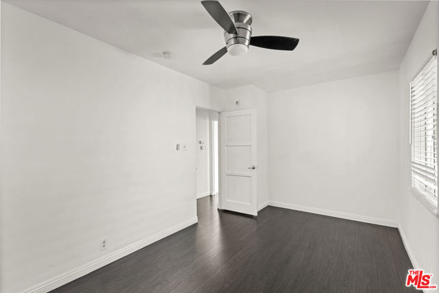 1434 24th Street, Santa Monica CA: https://media.crmls.org/mediaz/66b7df3c-0c45-4c6e-a917-ac7911aaed87.jpg