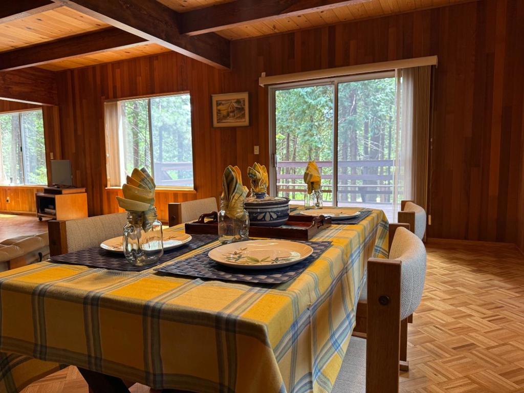 https://media.crmls.org/mediaz/66b817af-8ffa-4586-98ac-fbf1aaea7b76.jpg?preset=X-Large