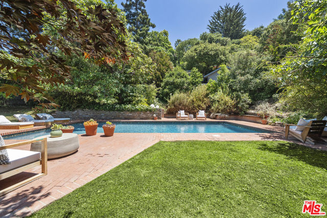 3 Latimer Road, Santa Monica CA: https://media.crmls.org/mediaz/66b86897-f76f-49a5-8e86-2bacfaf56125.jpg