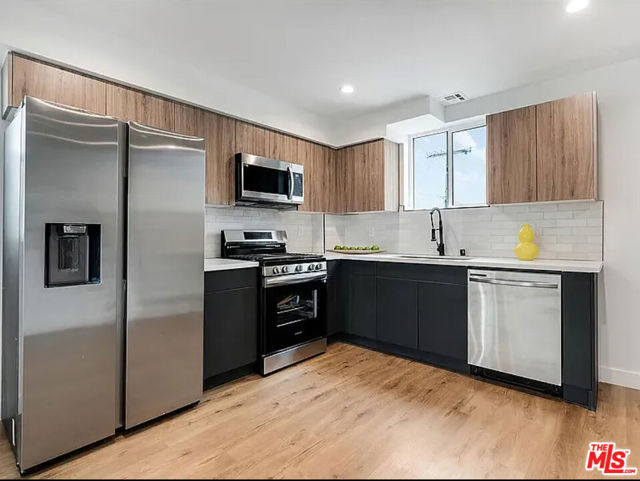 334 1/2 N Alexandria, Los Angeles CA: https://media.crmls.org/mediaz/66b86992-480a-4c8e-9ada-142c3f53bdb4.jpg