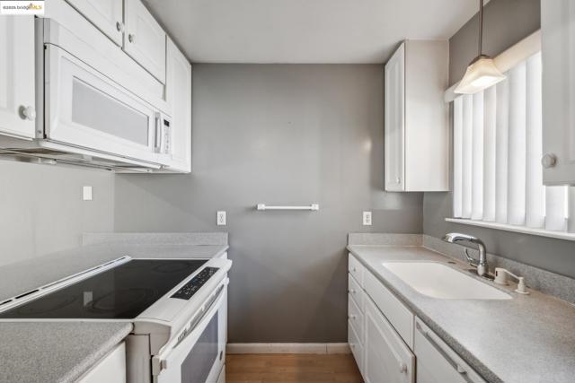 325 Kitty Hawk Rd, Alameda CA: https://media.crmls.org/mediaz/66b8e0be-e6bc-457f-856c-019a33d71a29.jpg