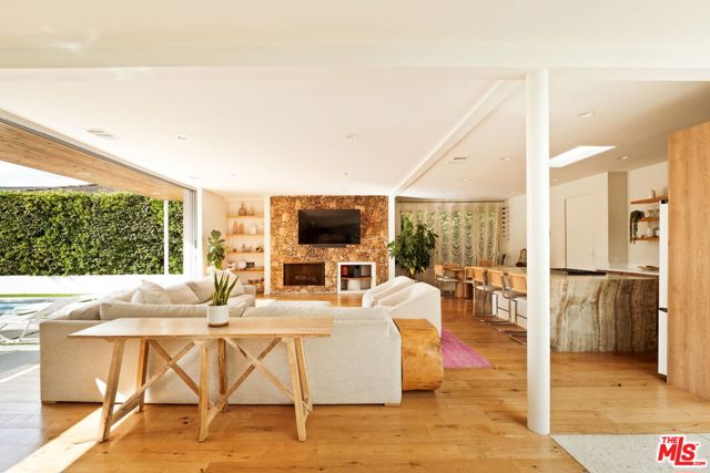 6641 Bedford Avenue, Los Angeles CA: https://media.crmls.org/mediaz/66b92345-1cc1-47ba-9bb0-4e583691f1c4.jpg