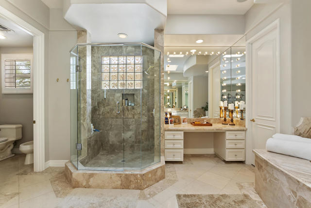 48644 Vista Palomino, La Quinta CA: https://media.crmls.org/mediaz/66bb4590-84fa-43d2-9970-a1f98887d61b.jpg