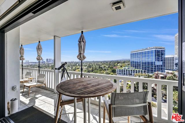 999 N Doheny Drive, West Hollywood CA: https://media.crmls.org/mediaz/66bb5067-ea98-4e67-b99c-7875fc01cd80.jpg