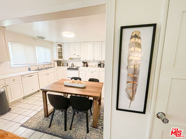 1169 Amherst Avenue, Los Angeles CA: https://media.crmls.org/mediaz/66bc999e-17da-4a3e-8f4f-75d868a9dbf1.jpg