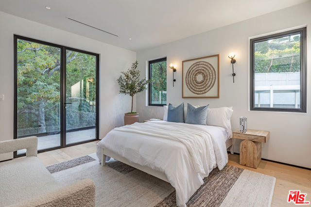 1271 Sunset Plaza Drive, Los Angeles CA: https://media.crmls.org/mediaz/66bcea52-0c62-4aa4-8769-4a0520054b79.jpg